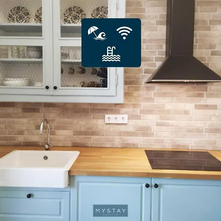 Casa Com Piscina E Terraco Em - Mystay